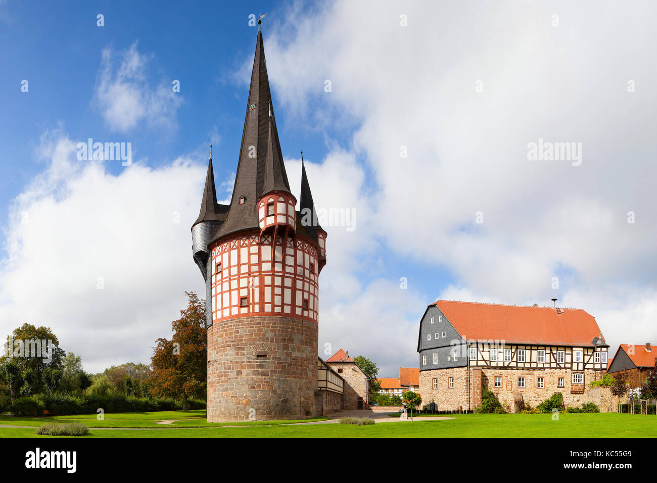 Junker-Hansen-Turm, Wehrturm mit Burg Dörnberg, größtes Fachwerkrundbau der Welt Stockfoto
