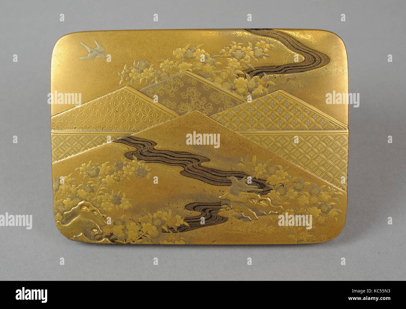 Box mit Gefalteten Brokat Muster, Meiji Periode (1868 - 1912), aus dem 19. Jahrhundert, Japan, Gold und Silber Maki-e auf gold Lack, H.3/4 Stockfoto