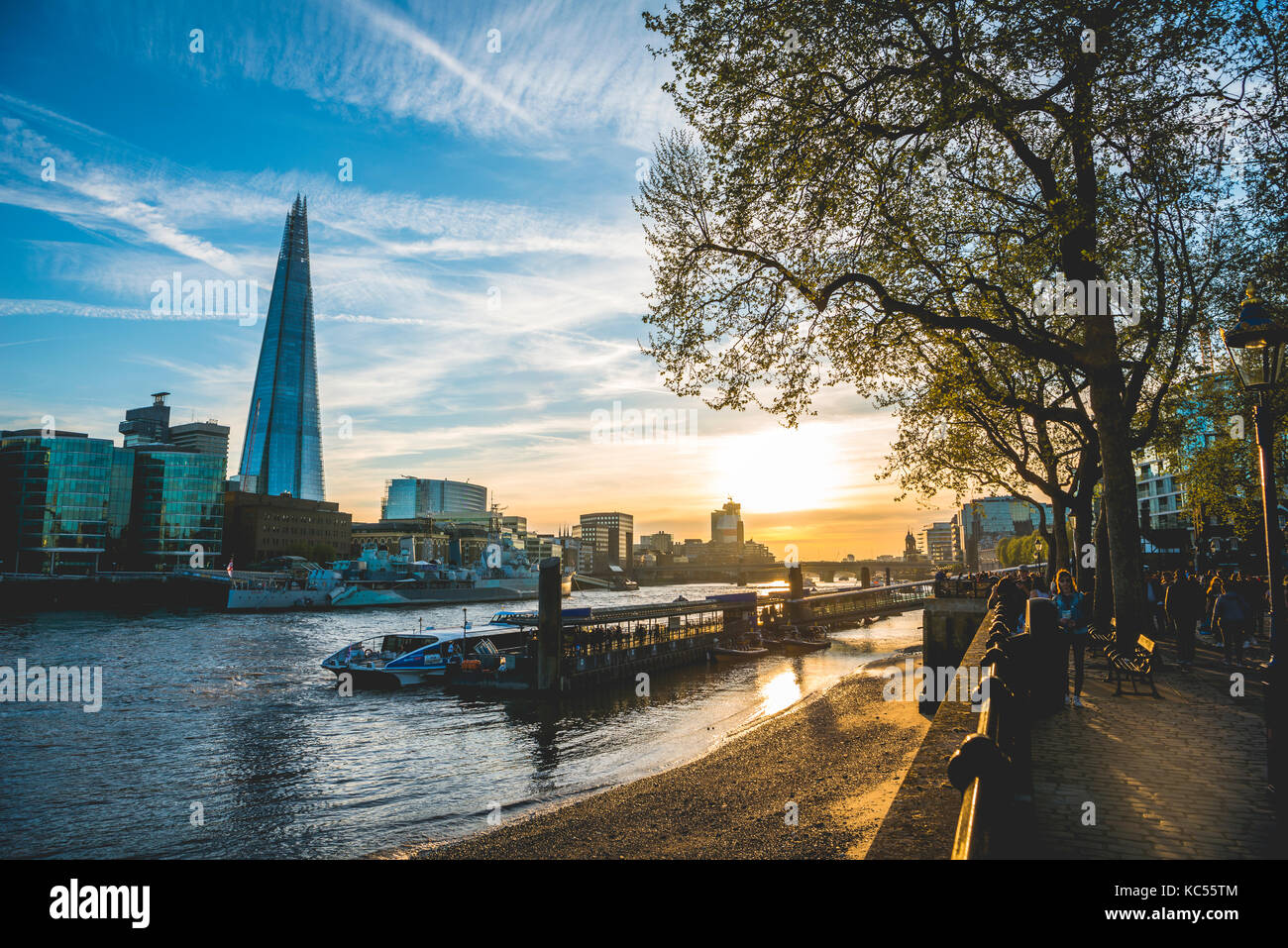 Riverside Promenade auf der Themse, Tower Pier, Skyline, der Shard, bei Sonnenuntergang, Southwark, London, England, Vereinigtes Königreich Stockfoto