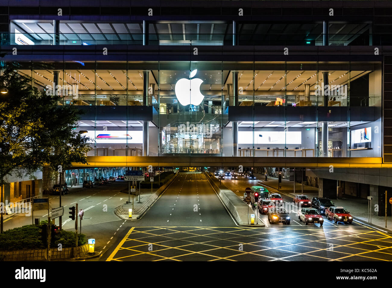 Central, Hong Kong - 28. September 2017: Apple Store der IFC Mall von Hong Kong bei Nacht Stockfoto