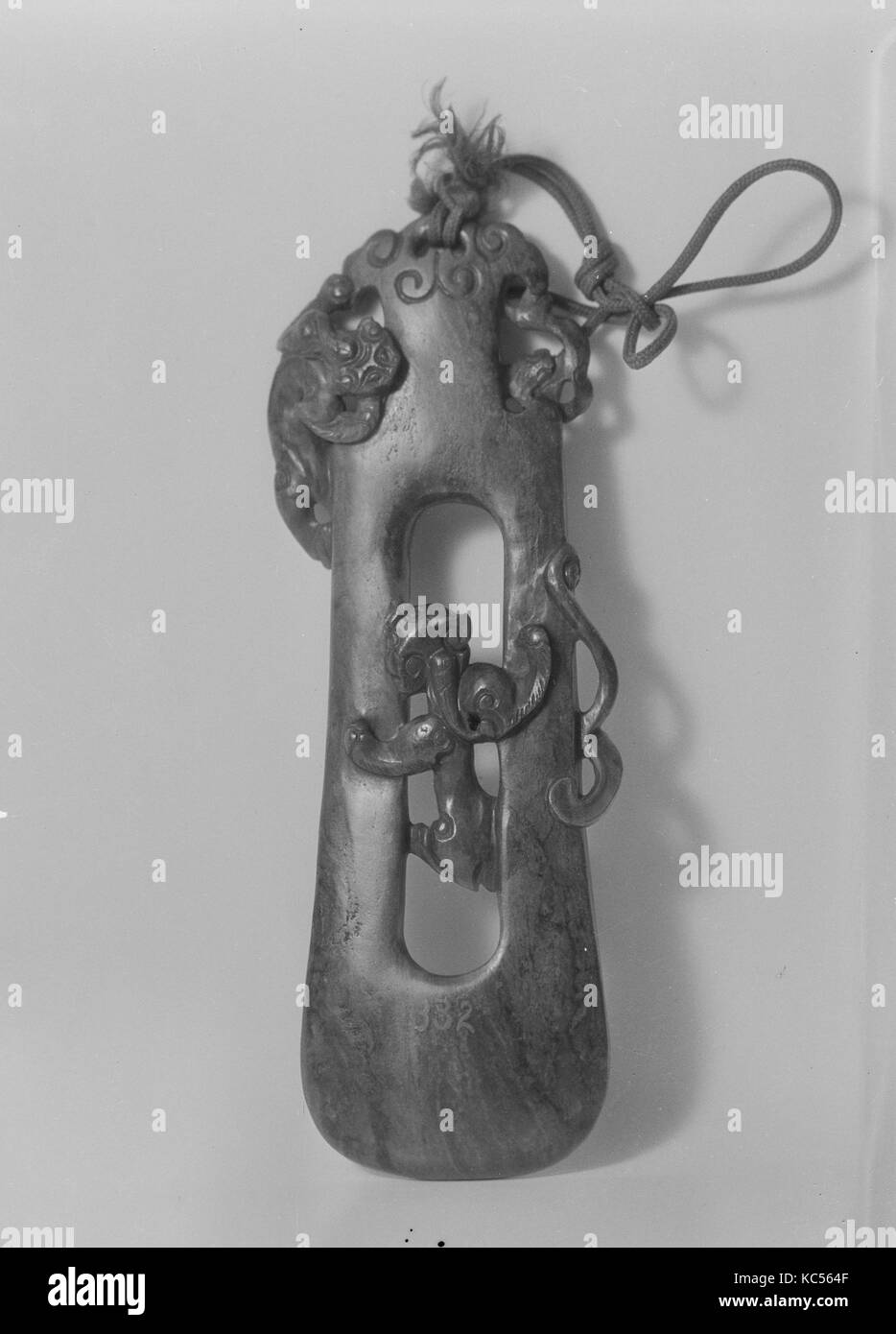 Gürtel Ornament, Han Dynastie (206 v. Chr. - A.D. 220), China, Nephrit, H.6 15/16 in. (17,7 cm); W. 2 3/8 in. (6,1 cm); L.5/8 in Stockfoto