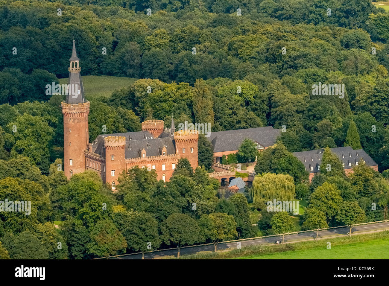 Moyland Castle Museum, Wasserschloss, neogotisches Gebäude, Schlosspark, Bedburg-Hau, Niederrhein, Nordrhein-Westfalen Stockfoto
