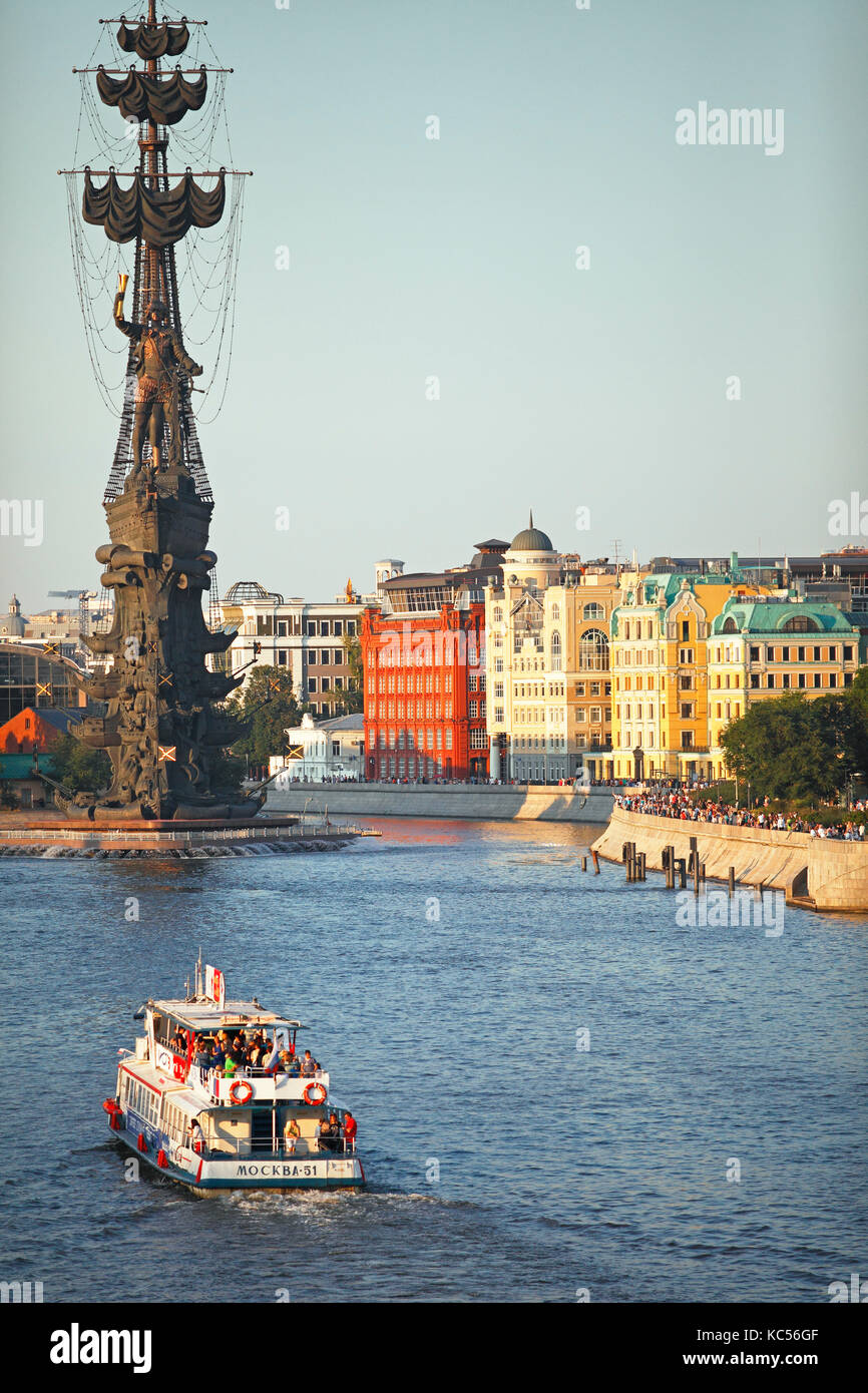 Statue Von Peter Dem Grossen Monument Fur Peter I Schiff Und Traditionellen Hausern Im Abendlicht Moskwa Stockfotografie Alamy