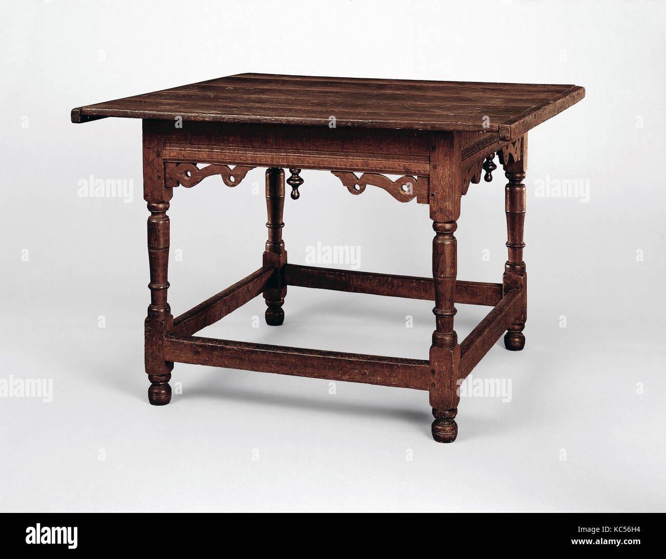 Tabelle, 1650-1700, in New England, USA, US-amerikanischen, Eiche, Kiefer, 26 1/2 x 42 x 42 in. (67,3 x 106,7 x 106,7 cm Stockfoto