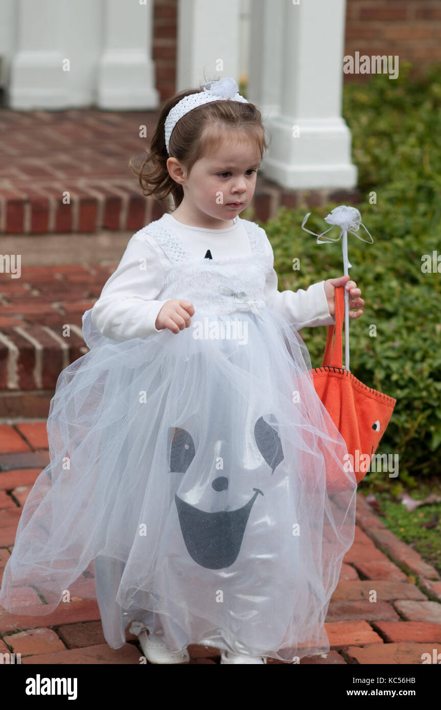 Blick auf kleine Mädchen in Ghost kostüm Spaß an Halloween Trick oder Festlichkeit Stockfoto