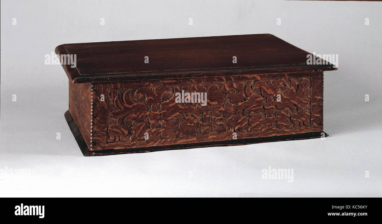 Box, 1675-1700, in Connecticut River Valley, Connecticut, USA, US-amerikanischen, Eiche, Kiefer, 8 x 27 x 17 cm. (20,3 x 6 Stockfoto