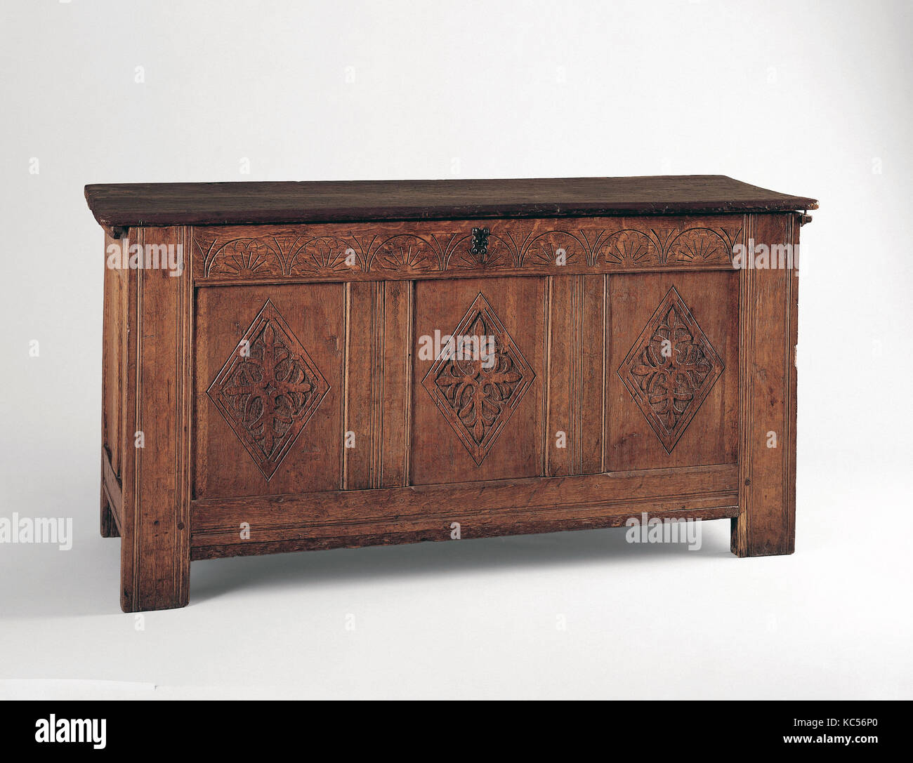 Brust, 1650-1700, in New England, USA, US-amerikanischen, Eiche, Kiefer, 27 x 54 1/2 x 19 in. (68,6 x 138,4 x 48,3 cm Stockfoto