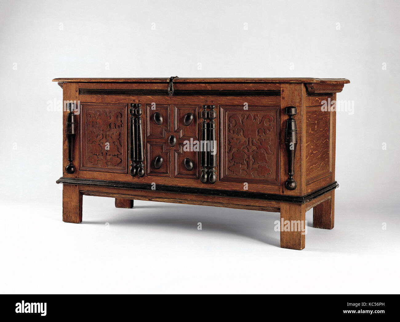 Brust, 1675-1700, in Connecticut River Valley, Connecticut, USA, US-amerikanischen, Eiche, Kiefer, Ahorn, 26 1/2 x 48 1/2 x 20. Stockfoto