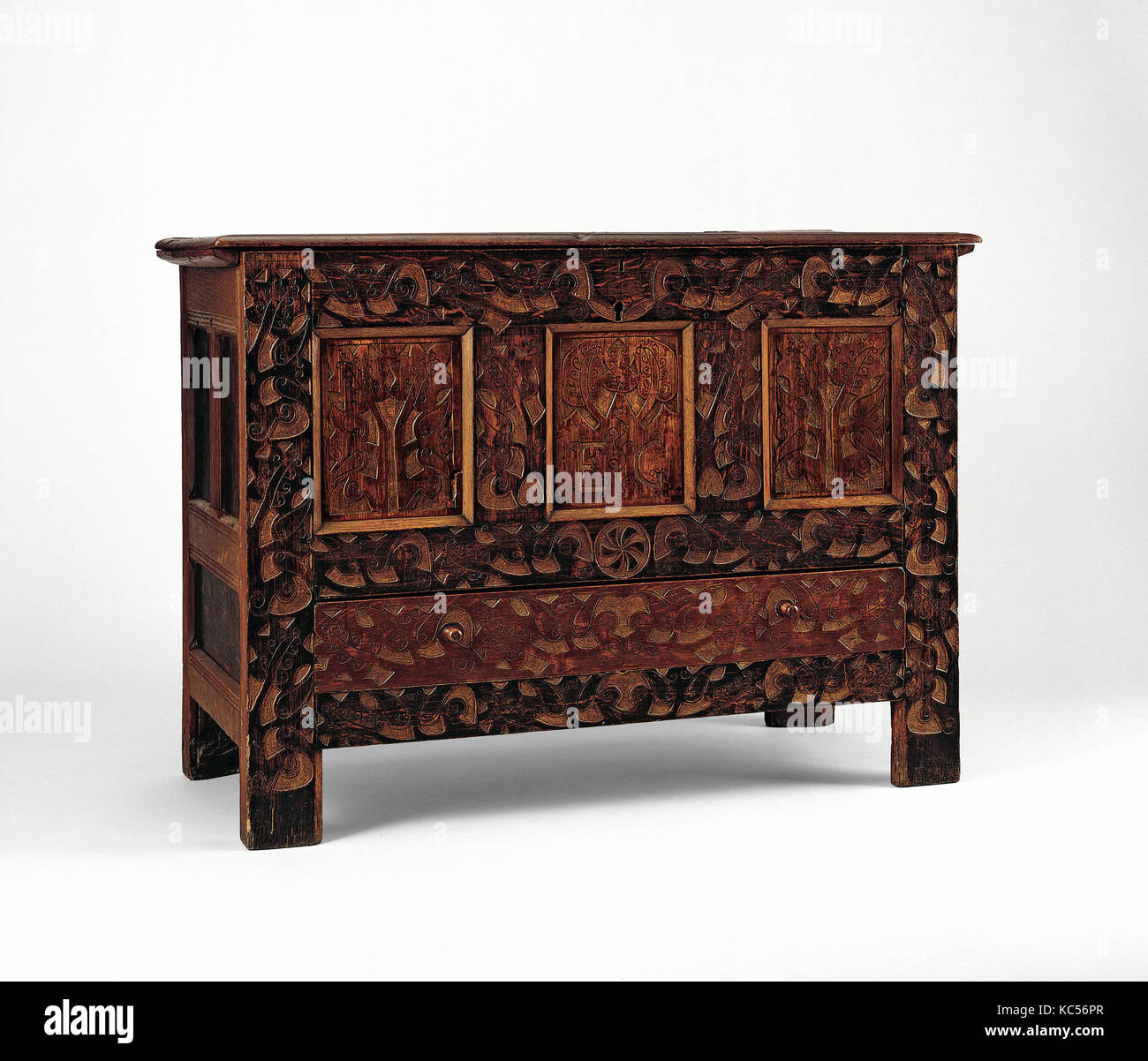 Brust-mit-Schublade, 1690-1710, in Connecticut River Valley, Massachusetts, Vereinigte Staaten von Amerika, amerikanische, Eiche, Kiefer, 33 x 46 3/4 Stockfoto