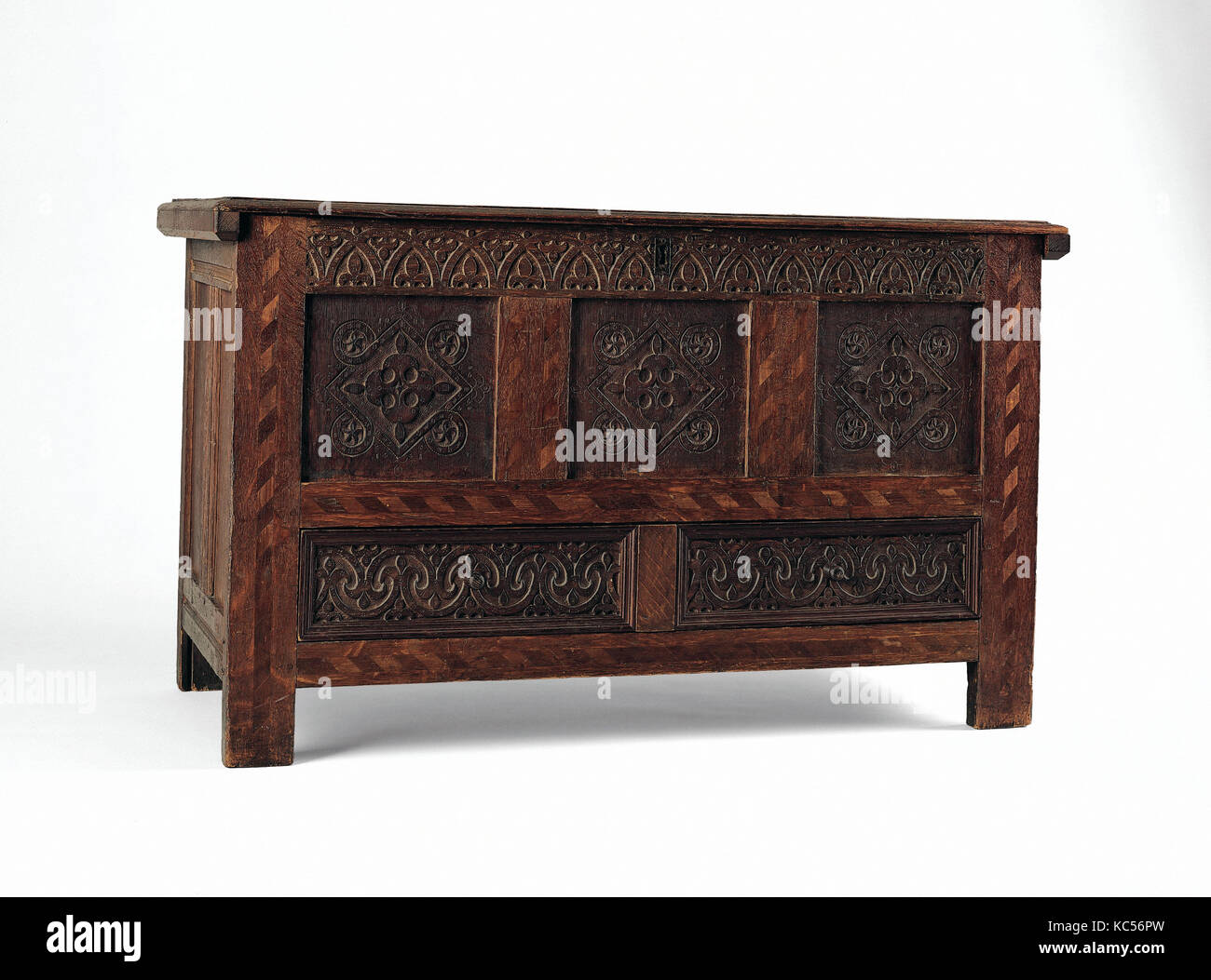 Brust mit Schublade, 1650-1700, Made in USA, US-amerikanischen, Eiche, Kastanie, Zeder, Nussbaum, 29 x 49 1/2 x 22 in. (73,7 x 125,7 Stockfoto