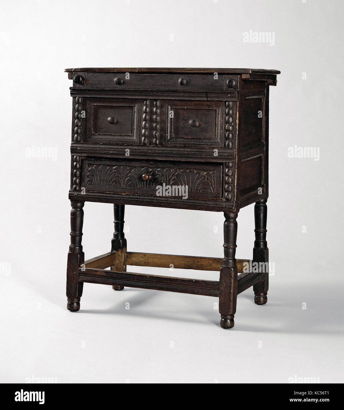Kammer Tabelle, 1650-1700, möglicherweise in Hingham, Massachusetts, Vereinigte Staaten von Amerika, amerikanische, Eiche, Kiefer, Ahorn, 34 1/4 x 28 x 15 3. Stockfoto