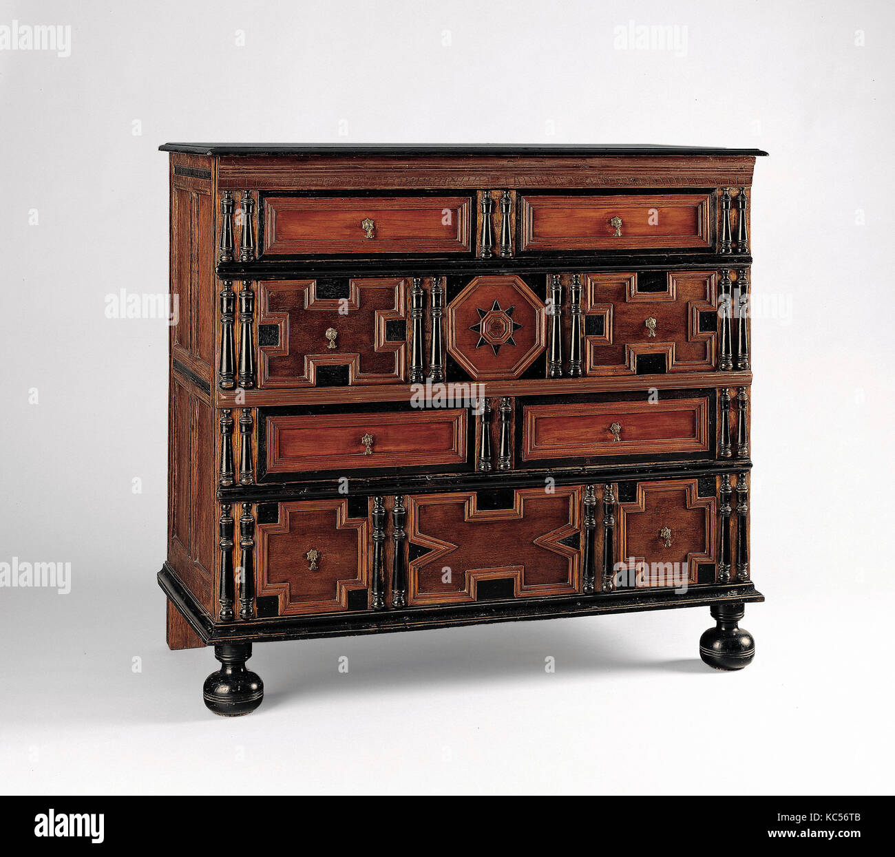 Kommode, 1675-1700, wahrscheinlich in Salem, Massachusetts, Vereinigte Staaten von Amerika, amerikanische, Eiche, Kiefer, Zeder, Nussbaum, 40 x 43 Stockfoto