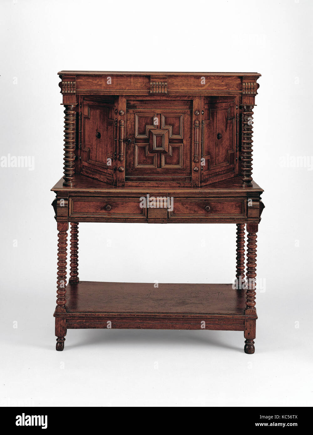 Schrank , 1670 - 1700, möglicherweise in Milford, Connecticut, USA, US-amerikanischen, Eiche, Walnuss, Kastanie, Zeder, Ahorn, 57 3/4 Stockfoto