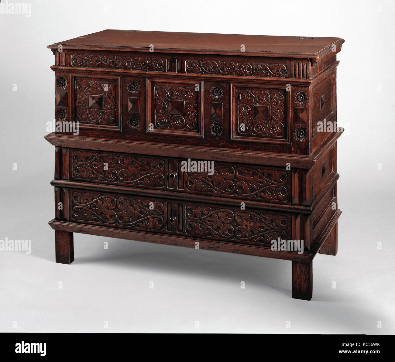 Brust, 1650-1700, in Connecticut, USA, US-amerikanischen, Eiche, Kastanie, 40 x 50 1/4 in. x 23 in. (101,6 x 127,6 x 58,4 cm Stockfoto