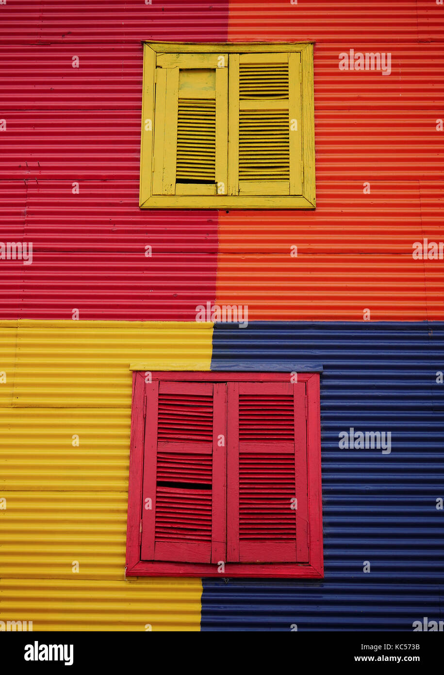 Bemalten Fensterläden, Haus in Caminito, La Boca, Buenos Aires, Argentinien Stockfoto