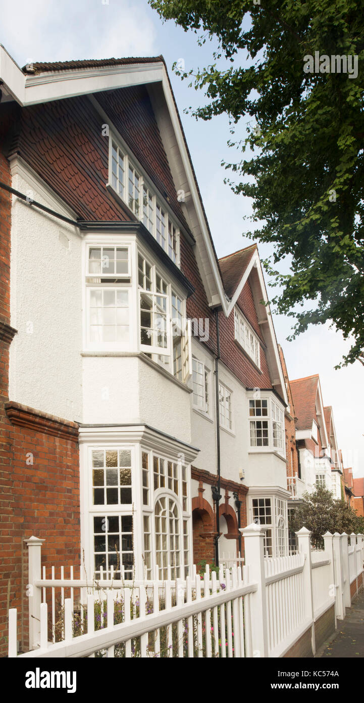 Eine Reihe von Reihenhäusern durch den Architekten e j kann im Queen Anne Grove, Bedford Park, Chiswick, London, UK Stockfoto