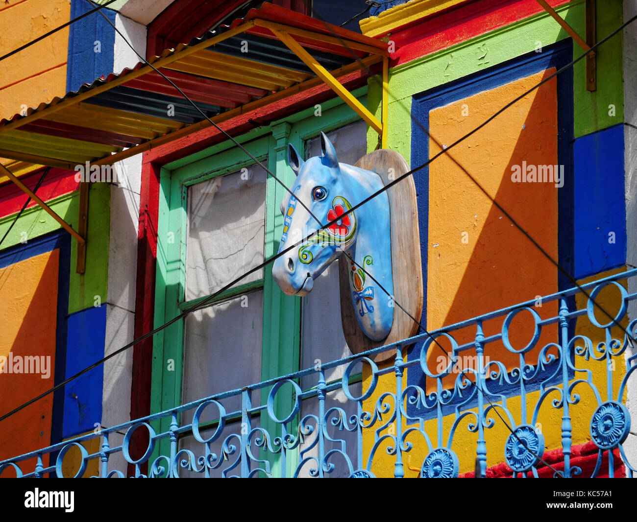 Bunte Pferd Kopf Skulptur, Caminito, La Boca, Buenos Aires, Argentinien Stockfoto