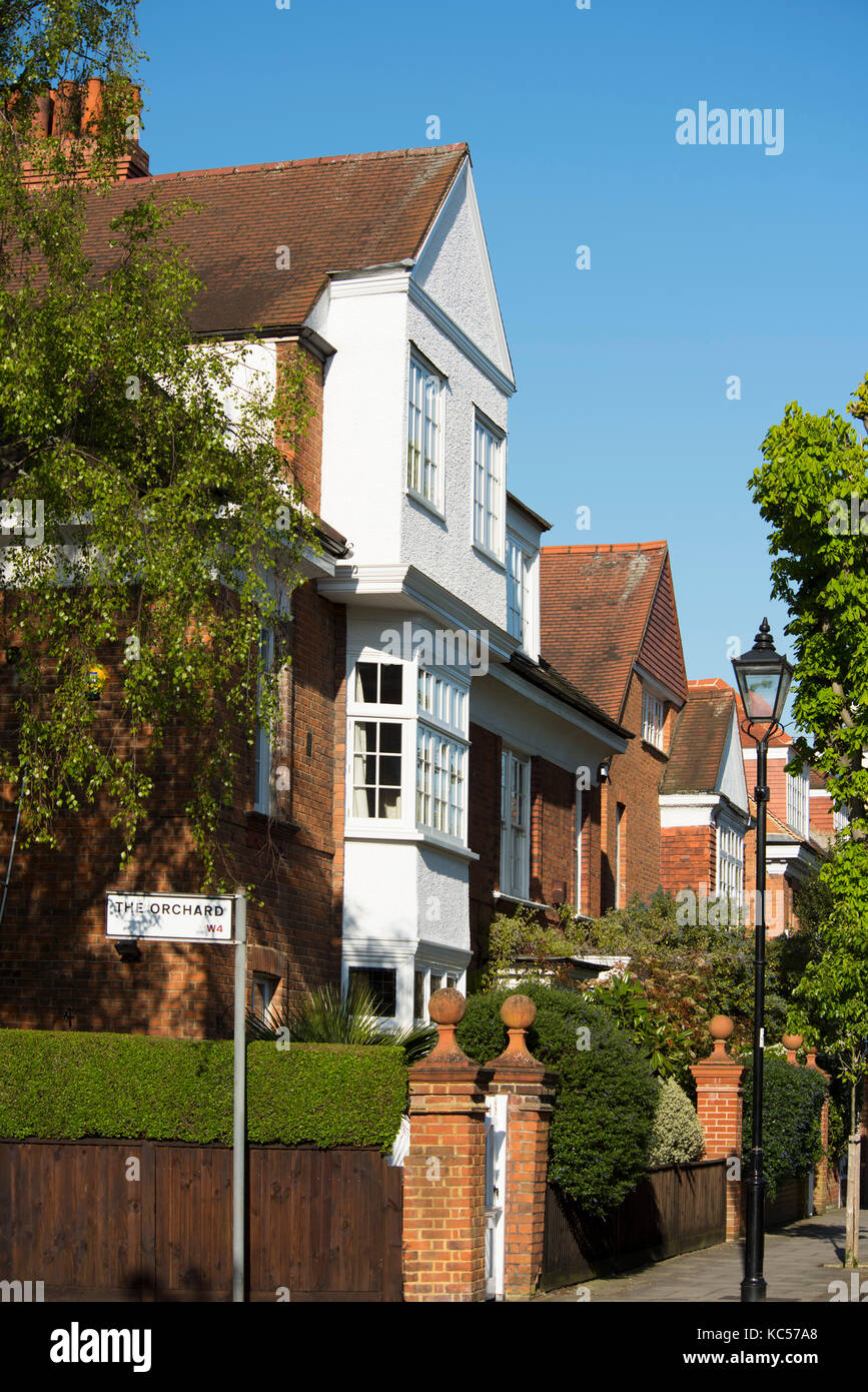 Ein Blick auf Kunst und Handwerk Stil Häuser entlang Bedford Road und der Obstgarten in Bedford Park, Chiswick, London, UK Stockfoto