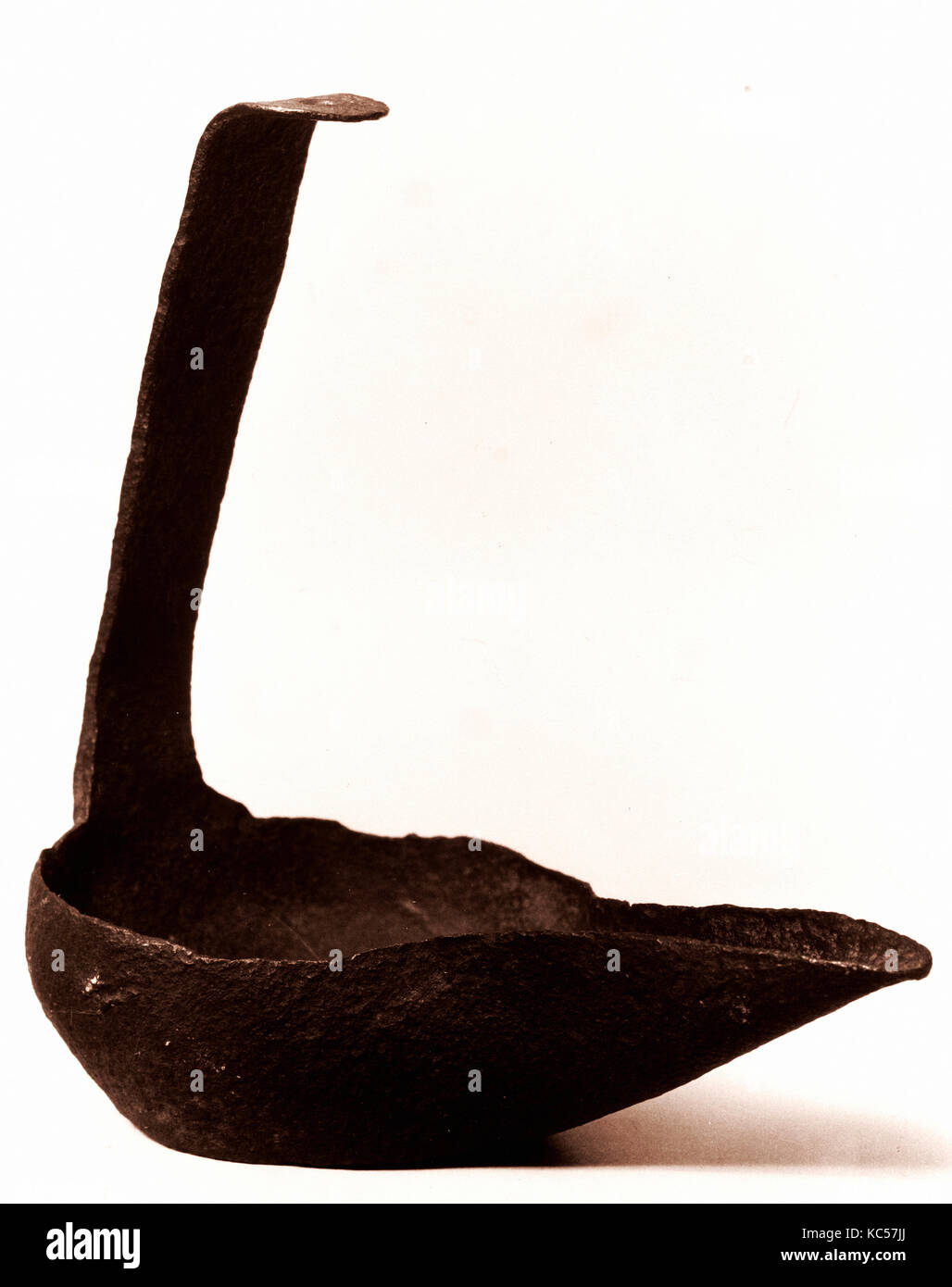 Lampe, 1600-1700, Bügeleisen, 5 1/2 x 5 3/8 x 3 1/4 in. (14 x 13,7 x 8,3 cm), Metall Stockfoto