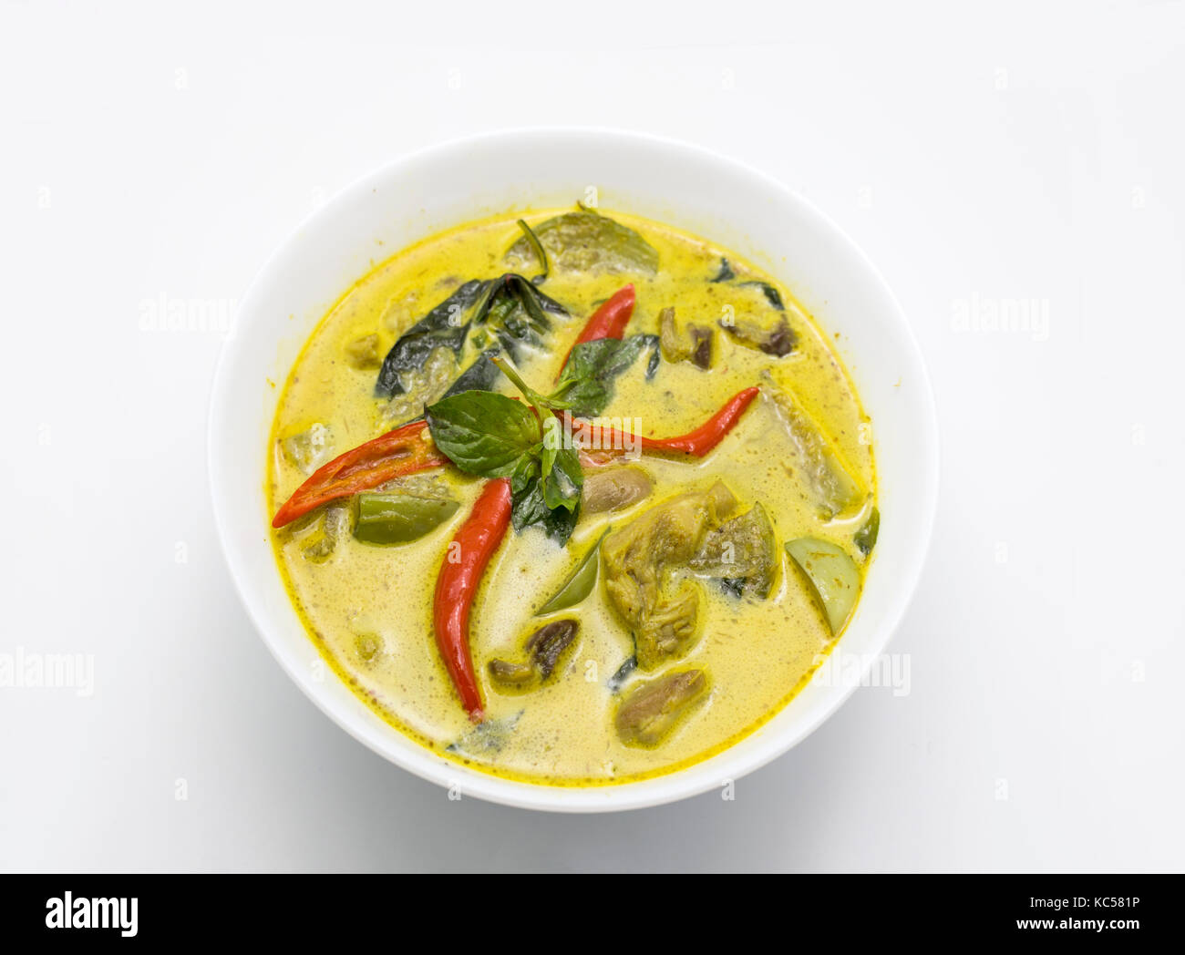 Nahaufnahme grün würzige Currysuppe mit Huhn ist berühmte thailändische Gerichte mit Chili kraut Auberginen und andere Zutat für gute Gesundheit in der Ansicht von oben Stockfoto