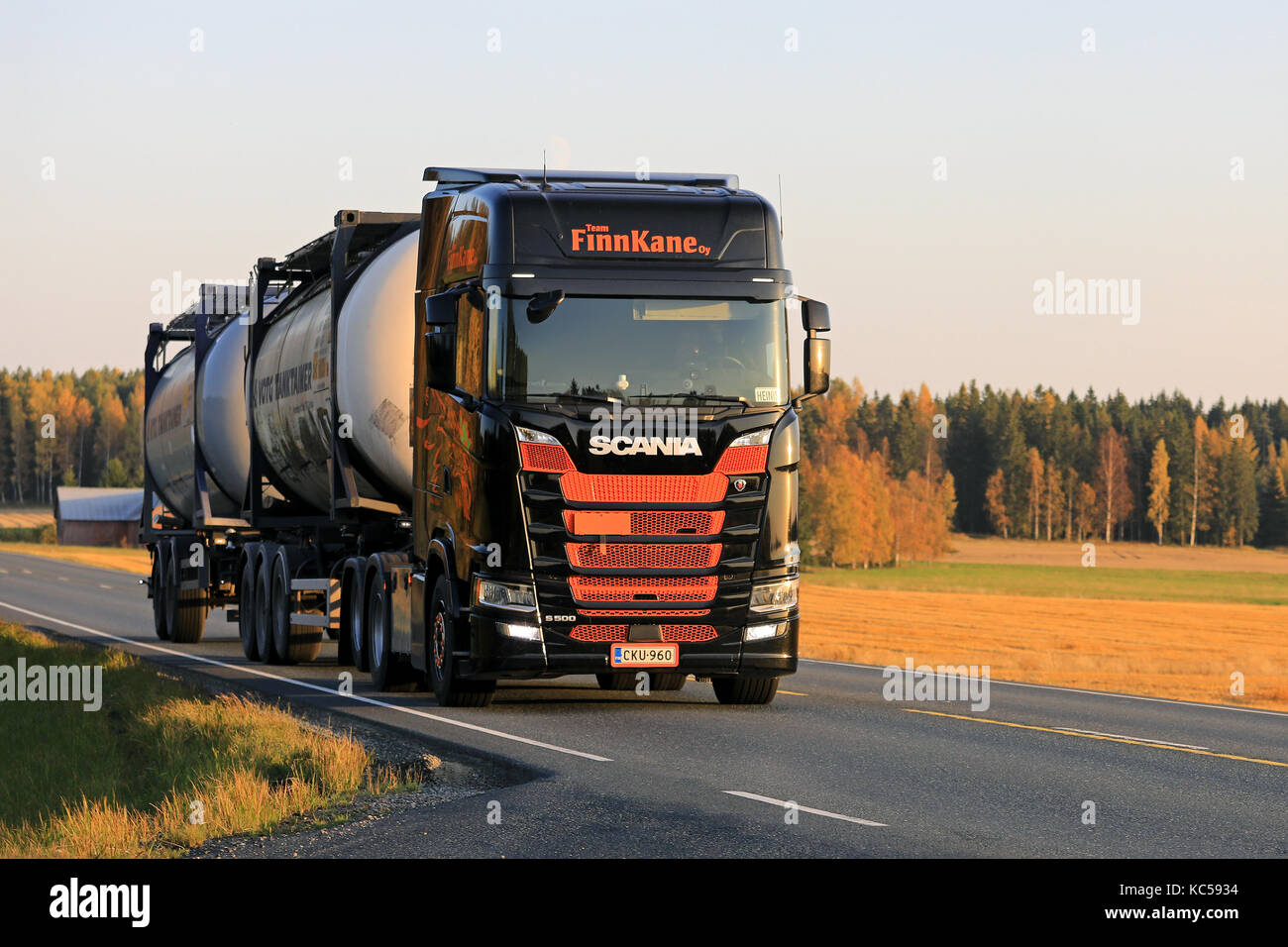Humppila, Finnland - 29. September 2017: orange und schwarz nächste generation Scania s 500 von finnkane Oy Transporte Container entlang der Landstraße bei sunse Stockfoto