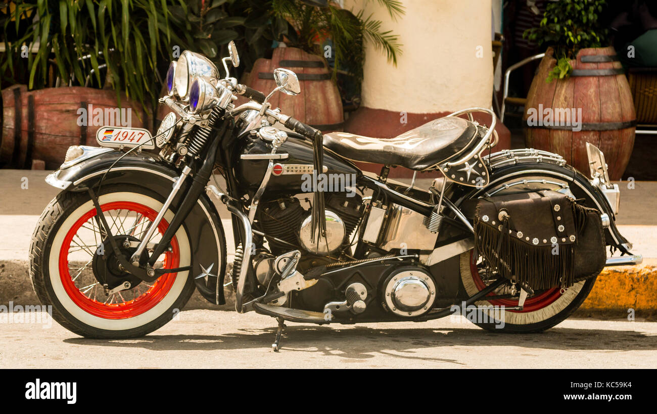 1947 Harley-Davidson, renommiertes amerikanisches Motorrad und Statussymbol, geparkt vor einer Bar, Cienfuegos, Kuba Stockfoto