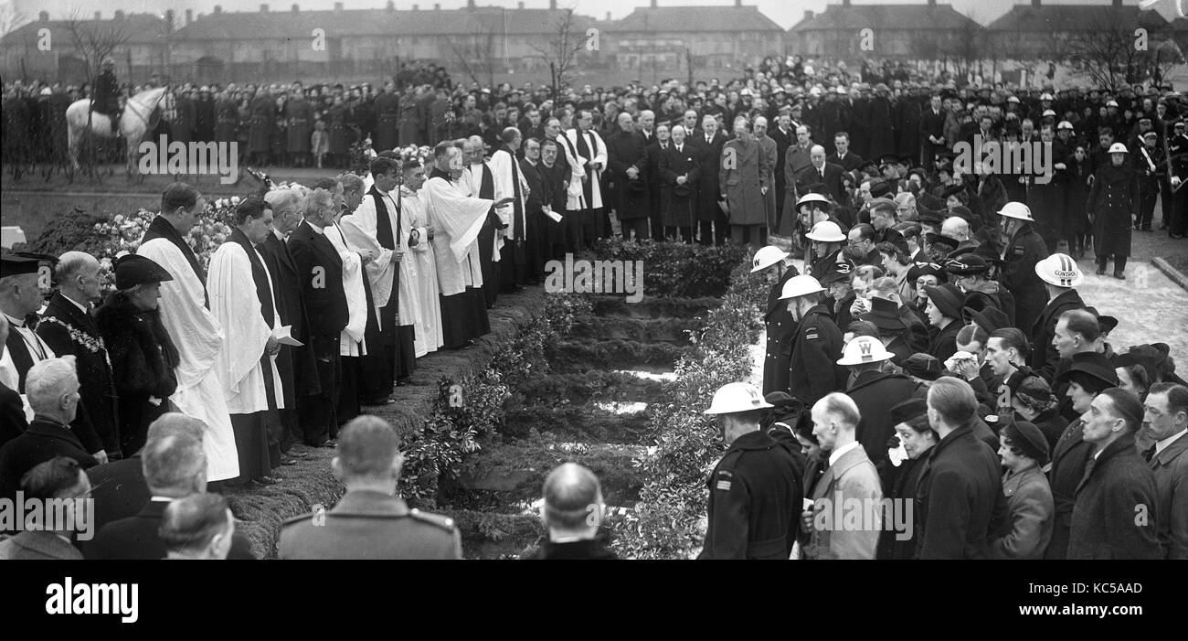 Trauernde umgeben das Massengrab, die 44 Opfer eines Deutschen Bombenangriff auf Hither Green Cemetery in London, der Zweite Weltkrieg, 27. Januar 1943 begraben. 38 Kinder und sechs Lehrer wurden getötet, als Sandhurst Schule Straße in Catford, London Stockfoto