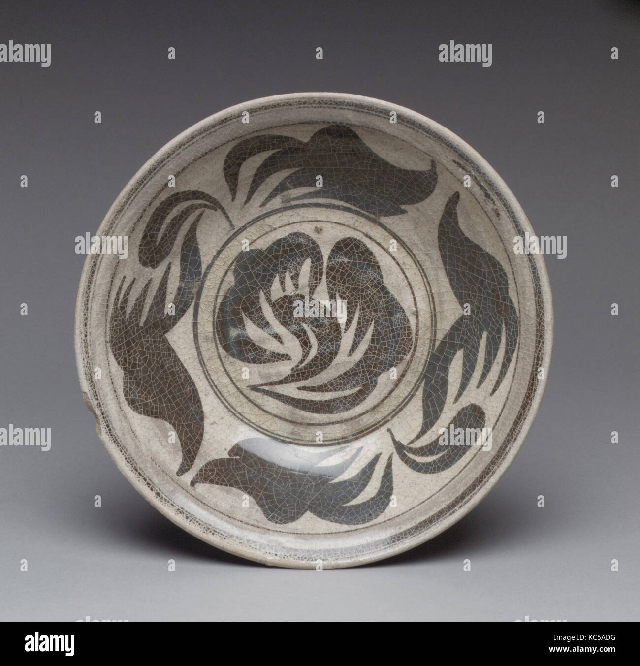 Teller, 14. Mitte des 16. Jahrhunderts, Thailand, Steingut mit unterglasur Bügeleisen - braun Dekoration (kalong Ware), H.2. (5,1 cm); Durchm Stockfoto