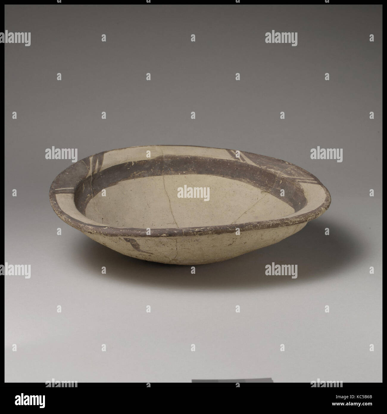 Schüssel, Ubaid, Mitte 6. - 5. Jahrtausend v. Chr., in Mesopotamien, Eridu (moderne Abu Shahrein), Ubaid, Keramik, 2,75 in. (6,99 cm), Keramik Stockfoto