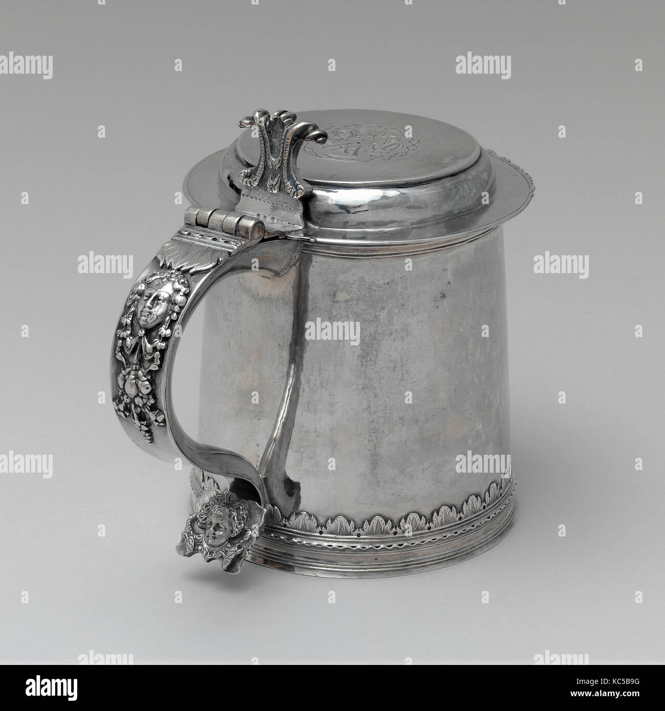 Tankard, 1700-1720, in New York, New York, United States, US-amerikanischer, Silber, Gesamt: 7 1/4 x 8 1/2 in. (18,4 x 21,6 cm); 34 Stockfoto