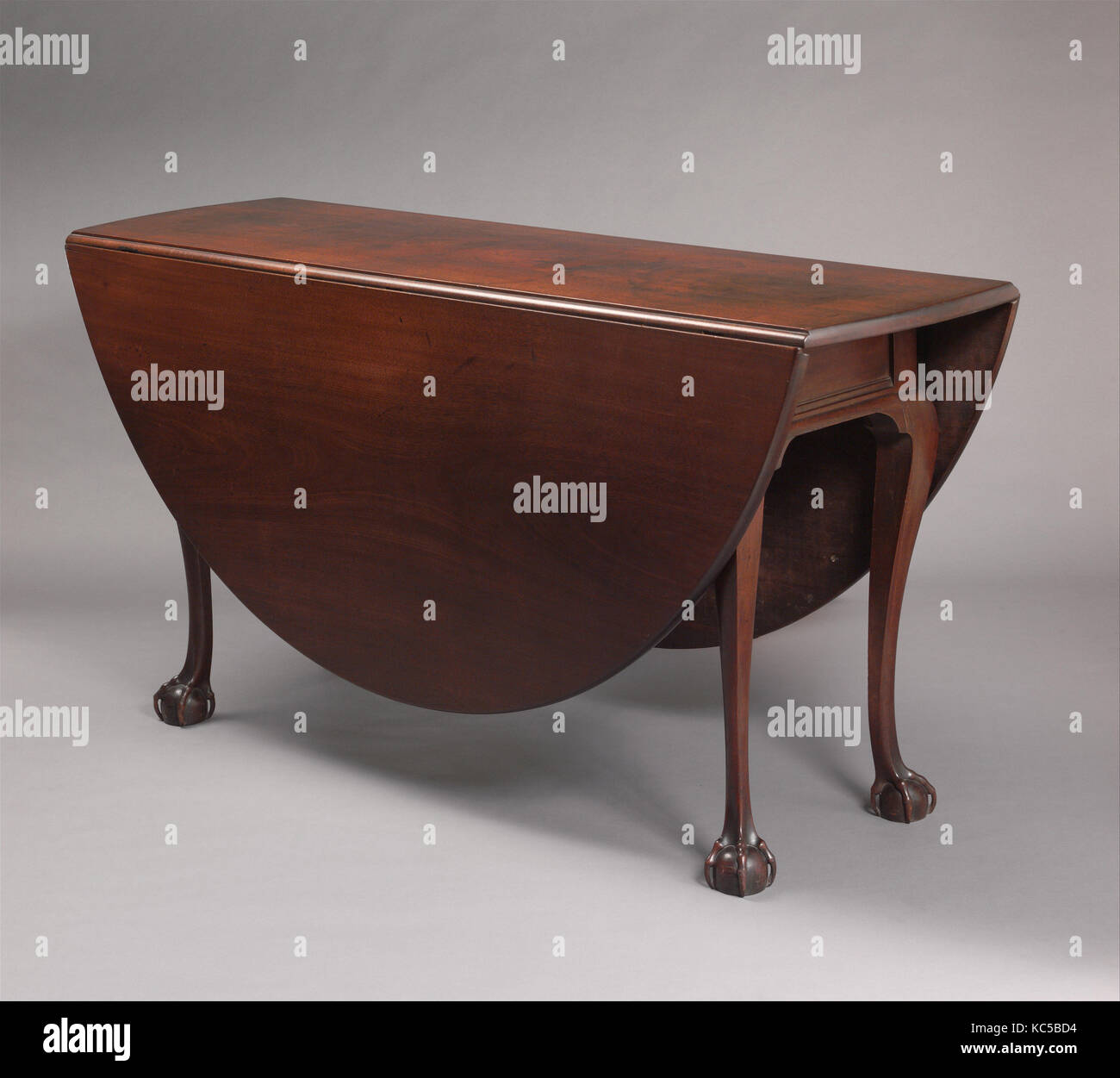 Drop Leaf dining table, 1756, in Newport, Rhode Island, United States, Amerikanische, Mahagoni, Ahorn, Geöffnet: 28 3/4 x 62 1/4 x 5 Stockfoto Drop Leaf dining table, 1756, in Newport, Rhode Island, United States, Amerikanische, Mahagoni, Ahorn, Geöffnet: 28 3/4 x 62 1/4 x 5 Stockfoto