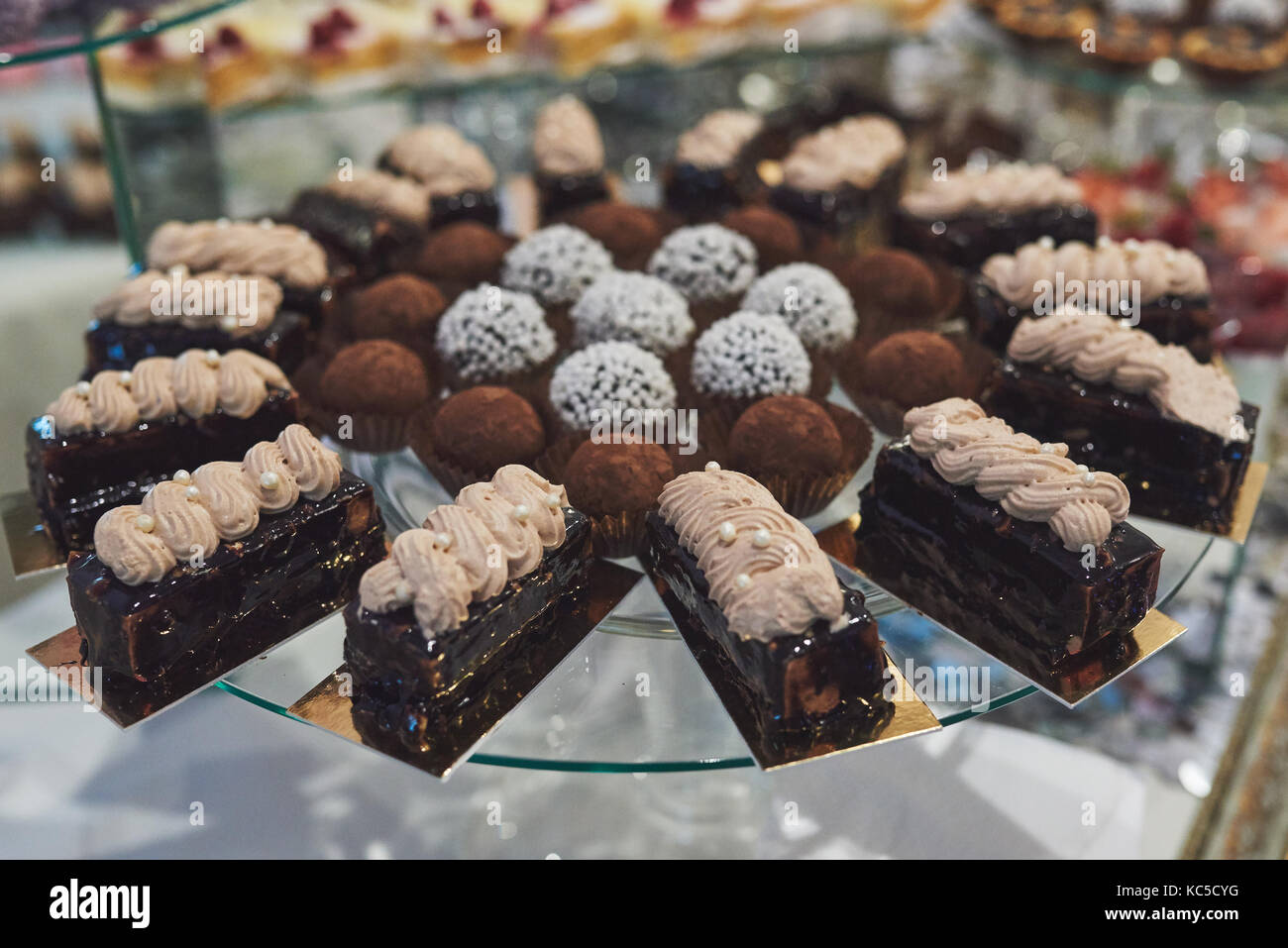 Leckere bunte Plätzchen und Kuchen auf der Hochzeit Candy Bar ...