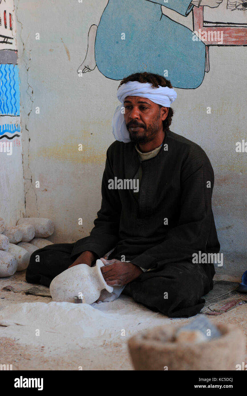 Männer, Arbeiter in einer Fabrik in Luxor aus Alabaster, Afrika, Ägypten, Stockfoto