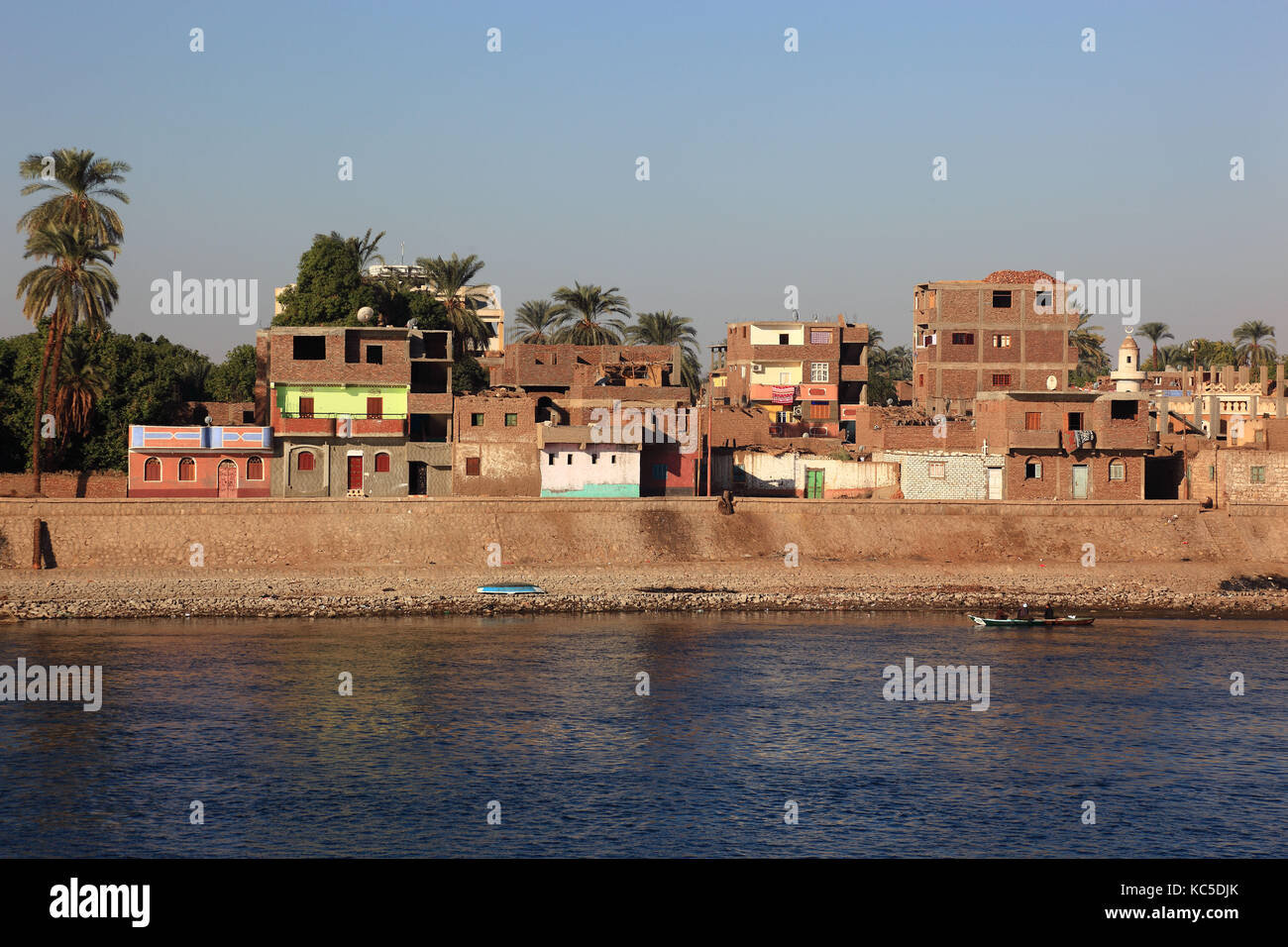 Häuser, Dörfer auf dem Nil zwischen Luxor und Esna, Afrika, Oberägypten Stockfoto