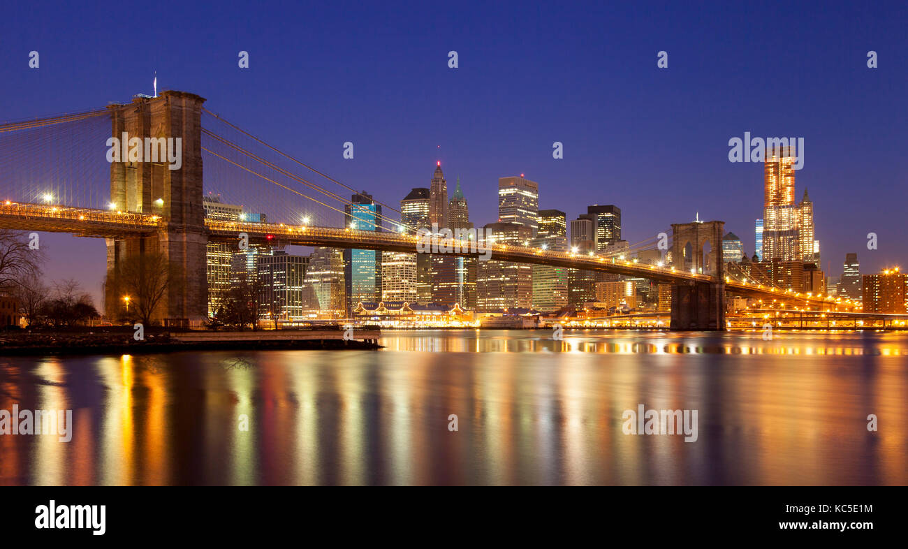 Abend, Dämmerung Blick auf die Brooklyn Bridge und die Gebäude von Lower Manhattan Financial District, New York City, USA Stockfoto