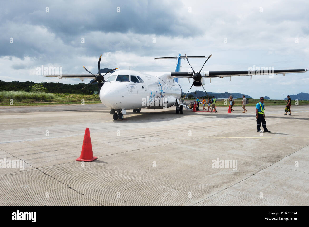 Eine SwiftAir Flugzeug auf dem Boden in Cebu City Flughafen, Cebu, Philippinen Asien Stockfoto