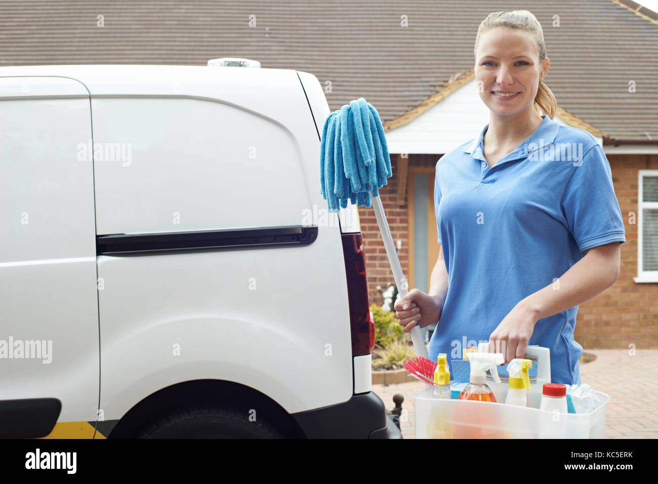 Porträt der jungen Frau, die mobile Reinigung Geschäft mit Van Stockfoto