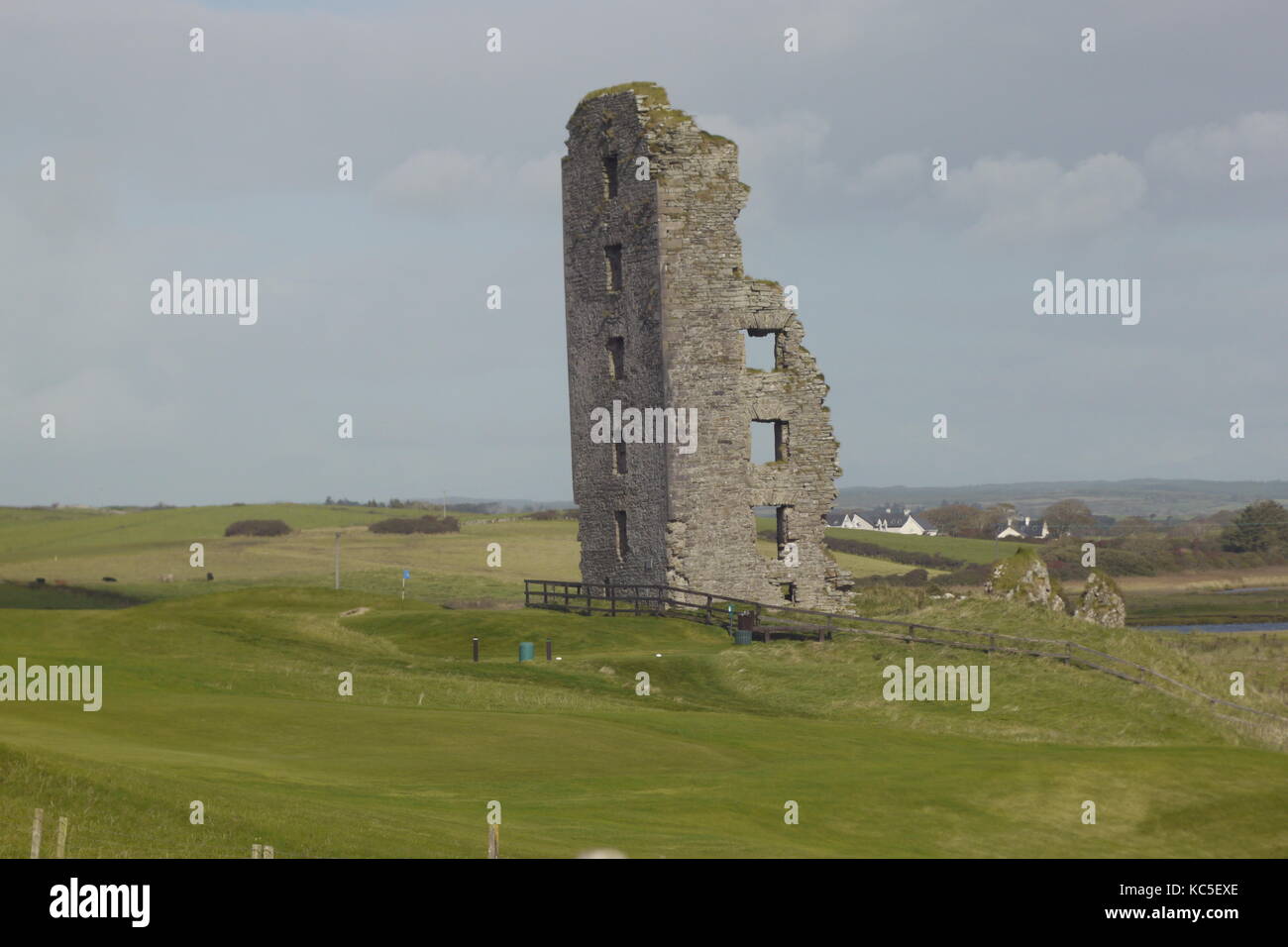 Eine verlassene und verfallene Burg in der irischen Landschaft. Eine alte Ruine einer Burg nur über steht im Westen Irlands. Stockfoto