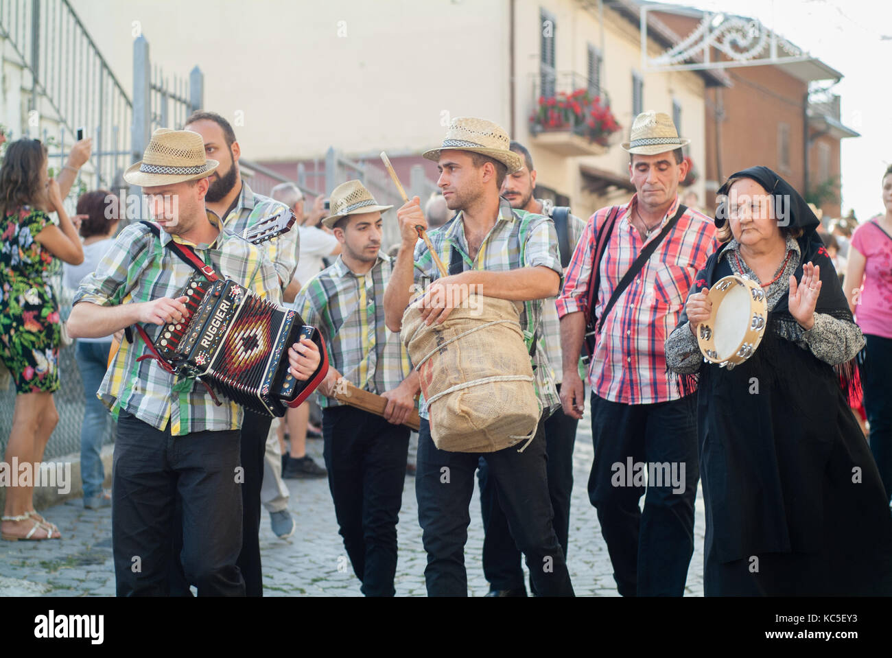 Typische italienische Folklore Menschen feiern Jungfrau Maria August Urlaub. Santo Stefano. cammino dei Briganti. Der Spaziergang der Briganten. Italien. Stockfoto