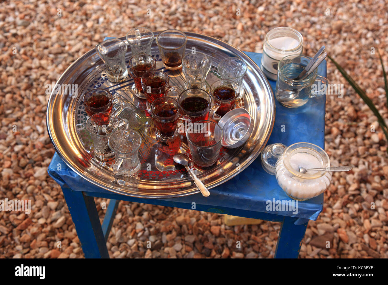 Die Insel Elephantine, Silber Tablett mit Tee Gläser steht auf einem blauen Tabelle, kaffetrinken in Ägypten Stockfoto