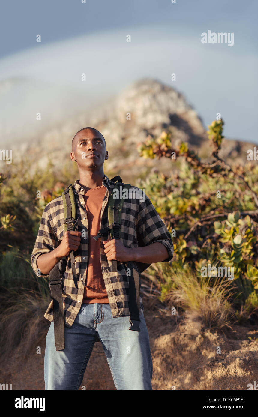 Junge afrikanische Mann heraus für eine Wanderung in der Wüste Stockfoto