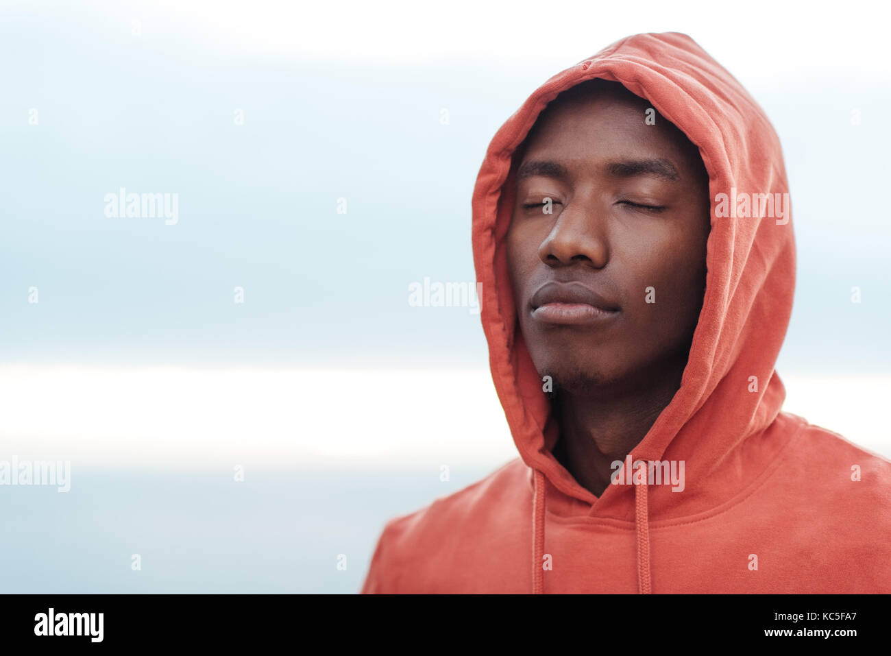 Junge afrikanische Mann, bevor sie sich für einen Lauf konzentriert Stockfoto