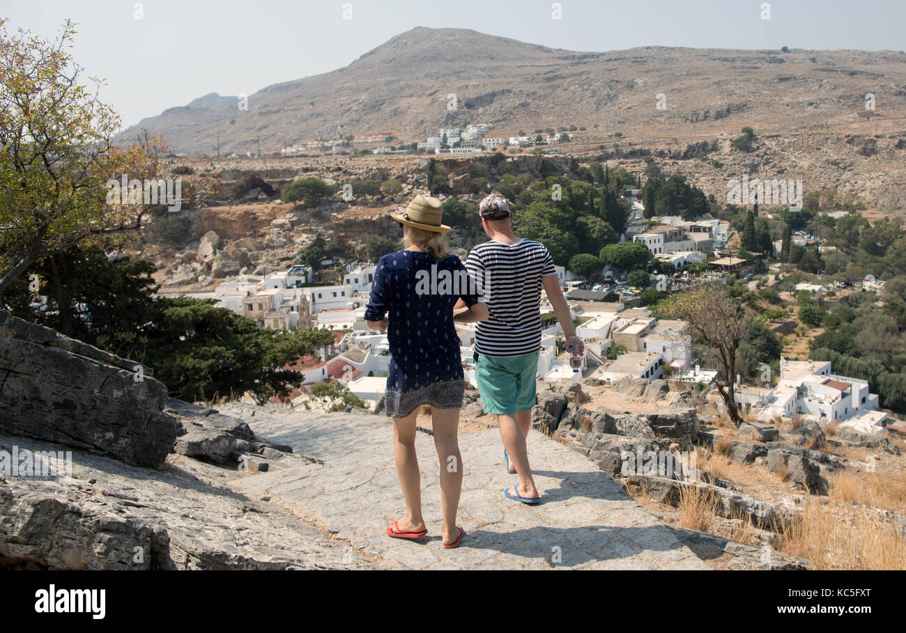 Touristen zu Fuß von Lindos Akropolis Rhodos Griechische Inseln Stockfoto