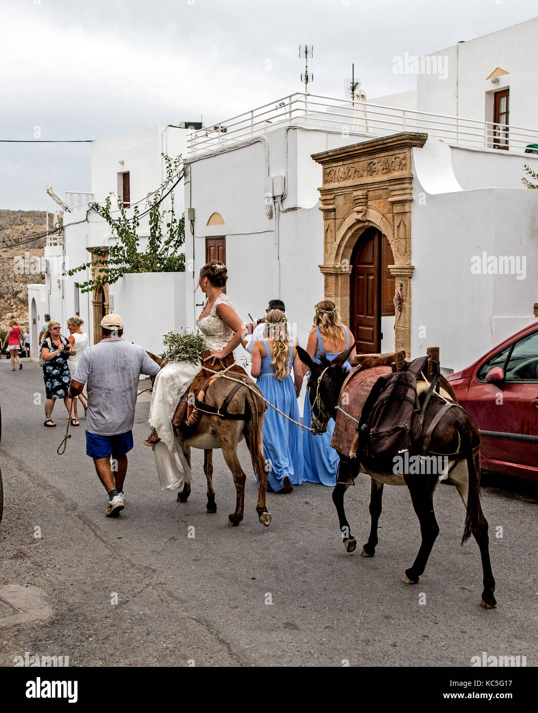 Braut, auf einem Esel zu Ihrer Hochzeit Lindos Rhodos Griechische Inseln Griechenland durchgeführt Stockfoto