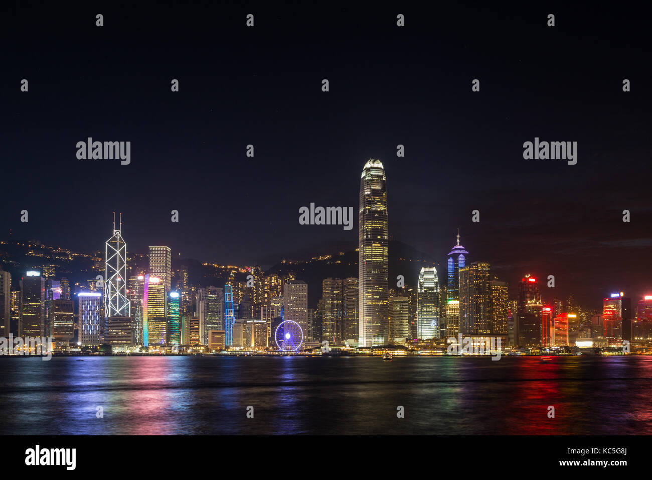 Die Skyline von Hong Kong Island über den Victoria Harbour mit modernen Wolkenkratzer in der Nacht in Hongkong. von Tsim Sha Tsui, Kowloon. kopieren. Stockfoto