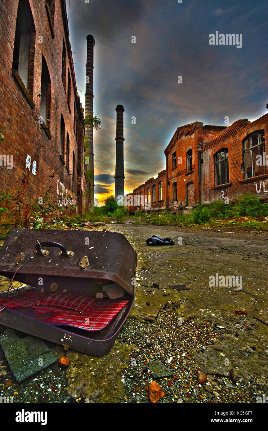 Ruiniert Factory als post-Apokalypse Landschaft. Nach dem Atomkrieg Konzept - in leuchtenden Farben. Stockfoto