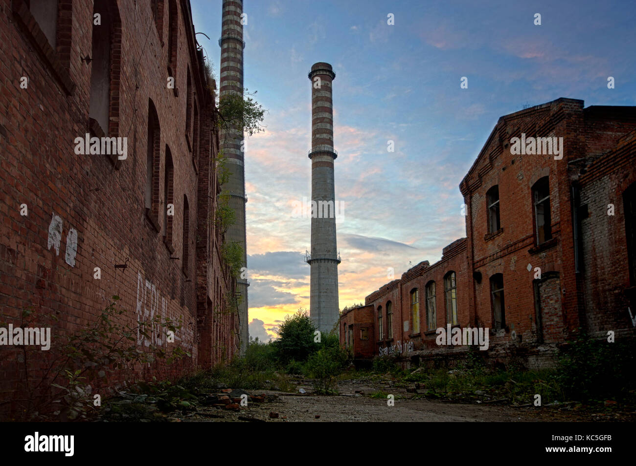 Ruiniert Factory als post-Apokalypse Landschaft. Nach dem Atomkrieg Konzept. Stockfoto