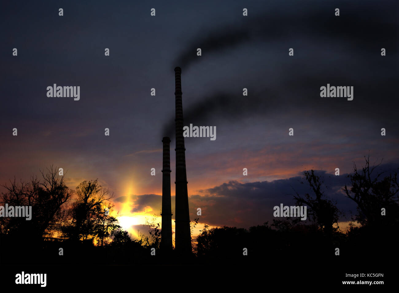 Die globale Erwärmung Konzept - alte Beton hohe Schornsteine Rauchen auf bewölkten Himmel Stockfoto