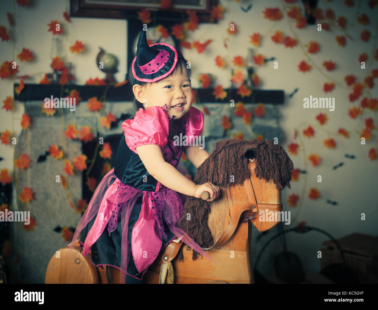 Baby Mädchen feiern ihren ersten Halloween Party Stockfoto