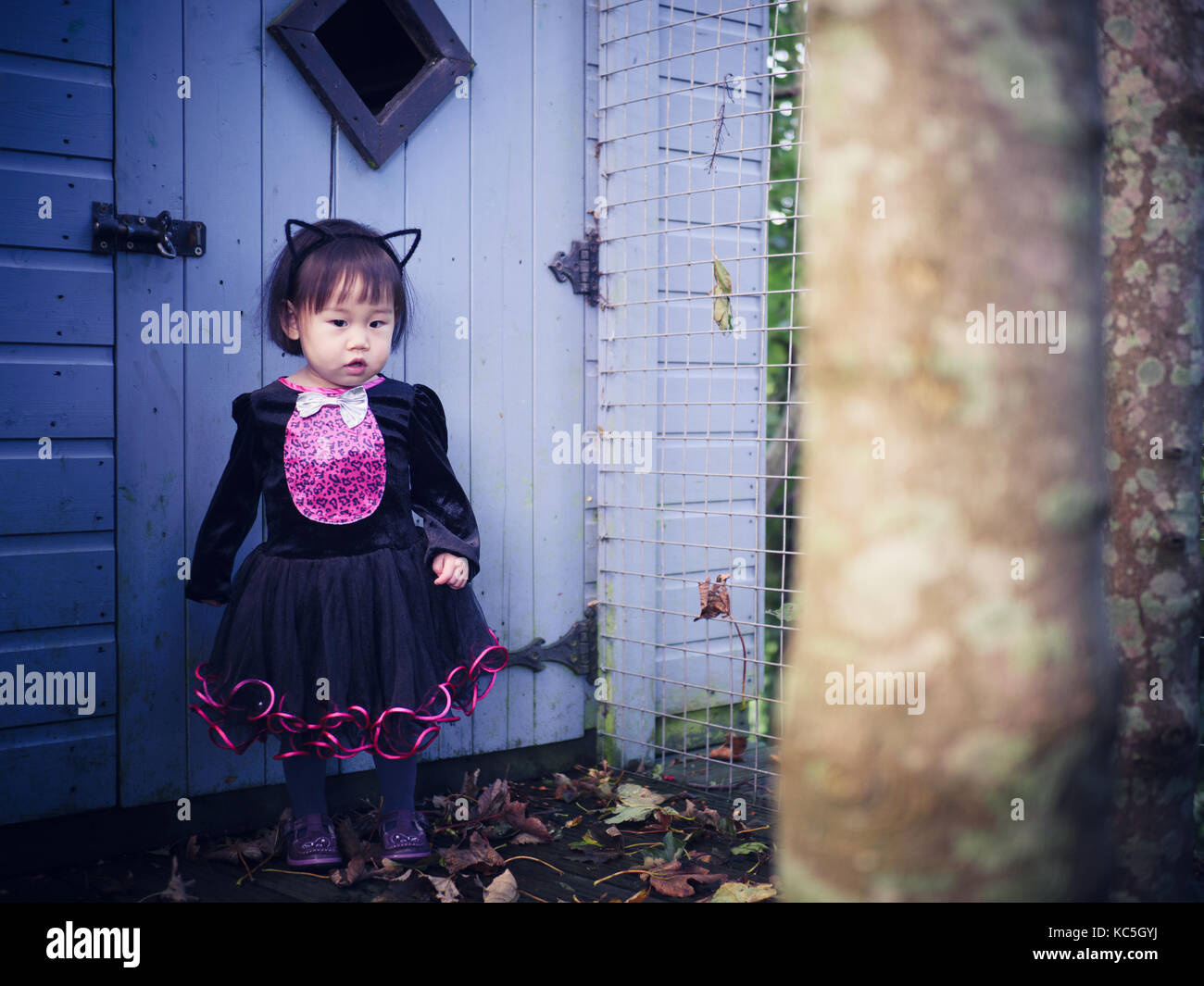 Baby Mädchen feiern ihren ersten Halloween Party Stockfoto
